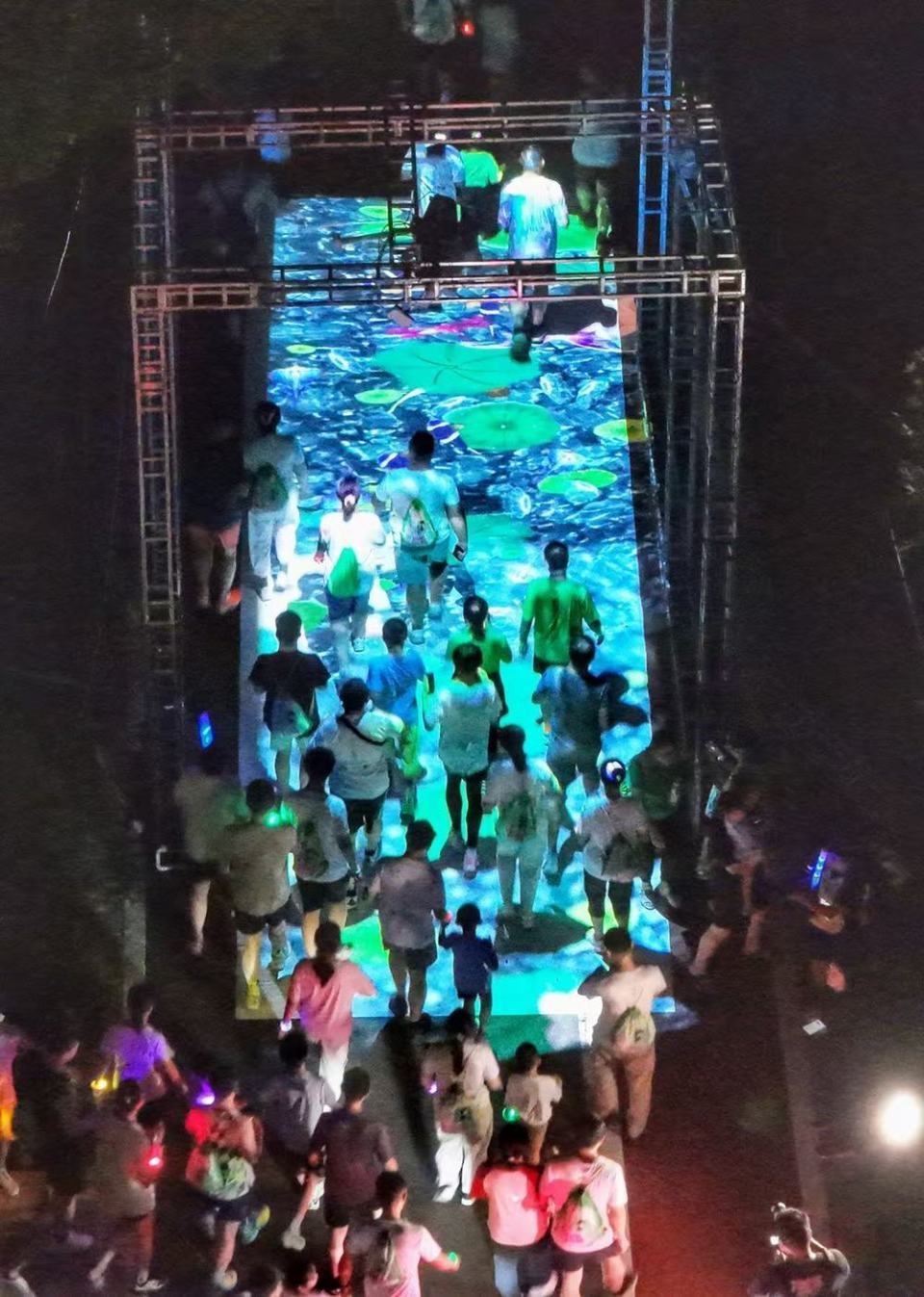 分体现泉水, 在夜空下留 分体现泉水, 在夜空下留