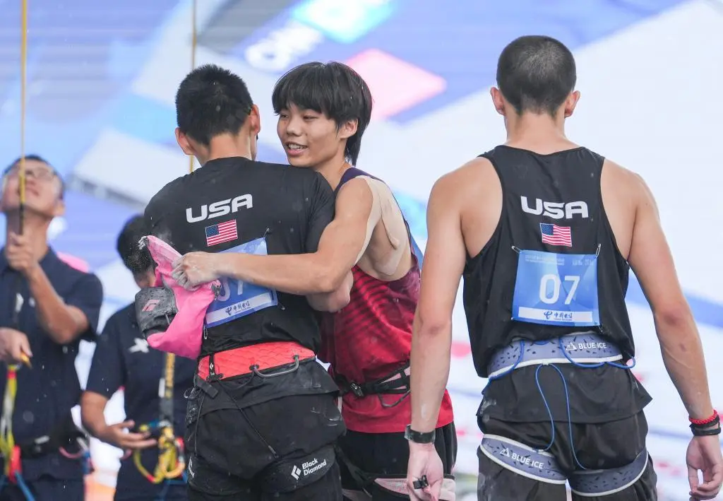 得比他们更, 两人攀爬的